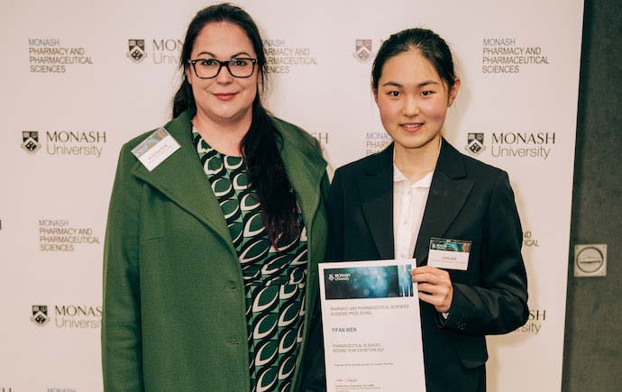 Yifan (Laura) Wen with Dr Andrea Peche from the Australian Society of Cosmetic Chemists