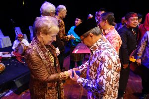 Margaret Kartomi receiving her gold award pin at the ceremony in Jakarta Theatre. Photo by Dr Karen Kartomi Thomas.