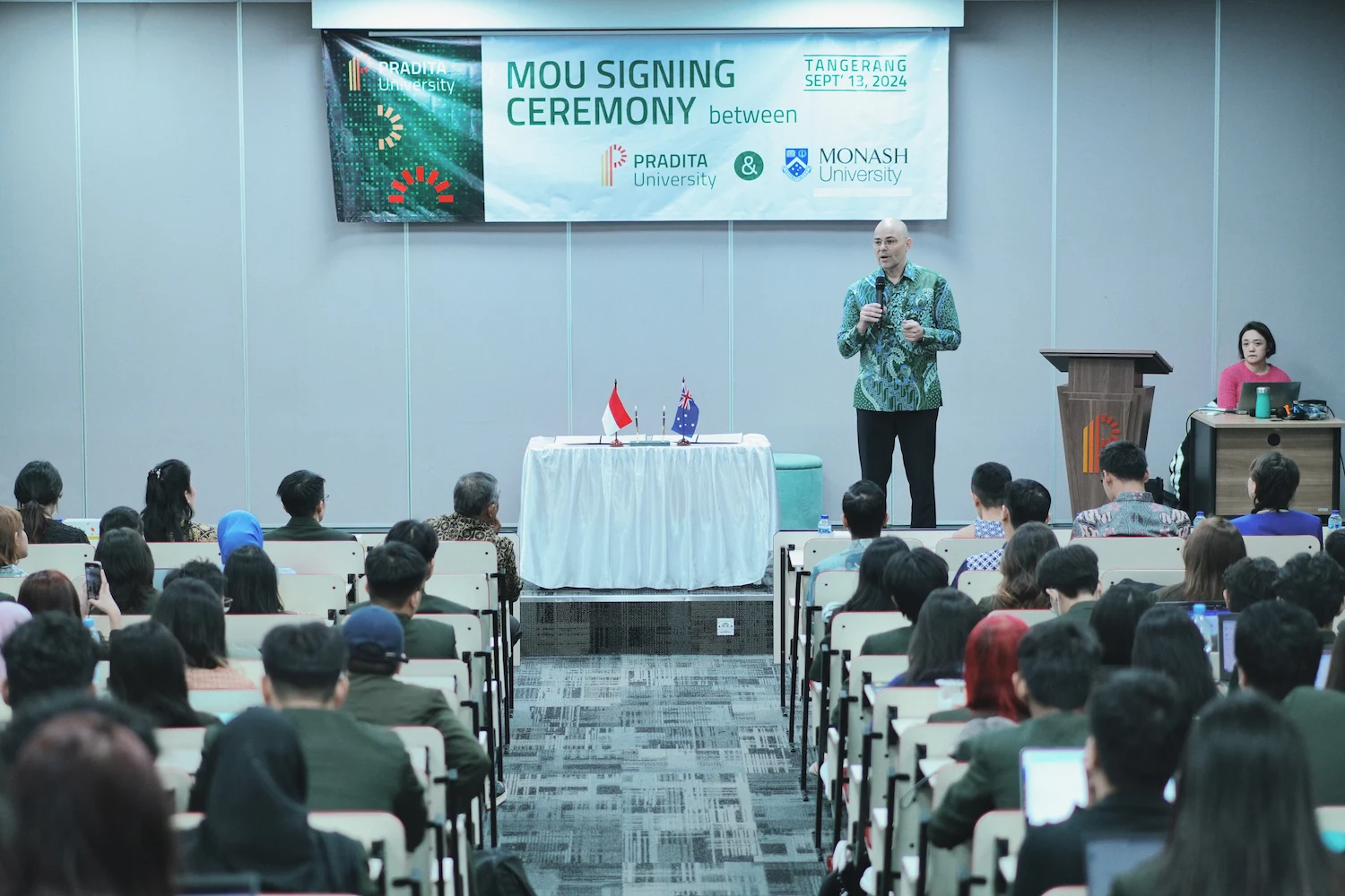 mou-signing-pradita-university-monash-university-indonesia-prof-matthew-nicholson