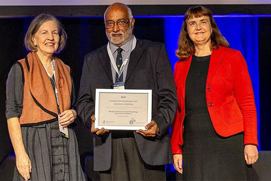 Prof Ramesh Rajan (centre) at the Universities Australia Solutions Summit receiving the AAUT Award.