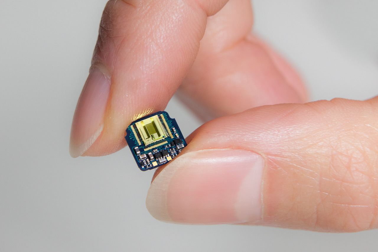 Internal electronics of the Gennaris implant.