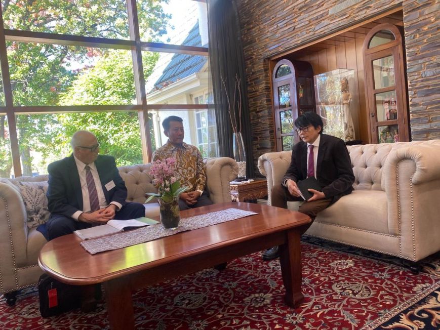 Executive Dean Horrigan and Dean Edmon of Univesitas Indonesia in discussion with His Excellency Dr Siswo Pramono, Indonesian Ambassador to Australia
