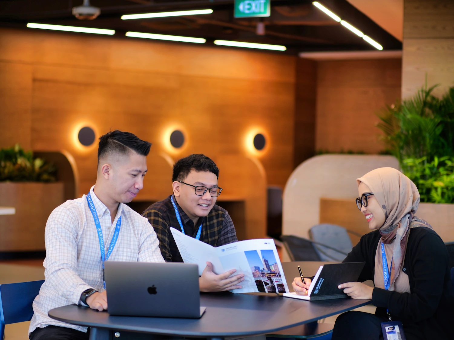 monash-indonesia-students-discussing-project