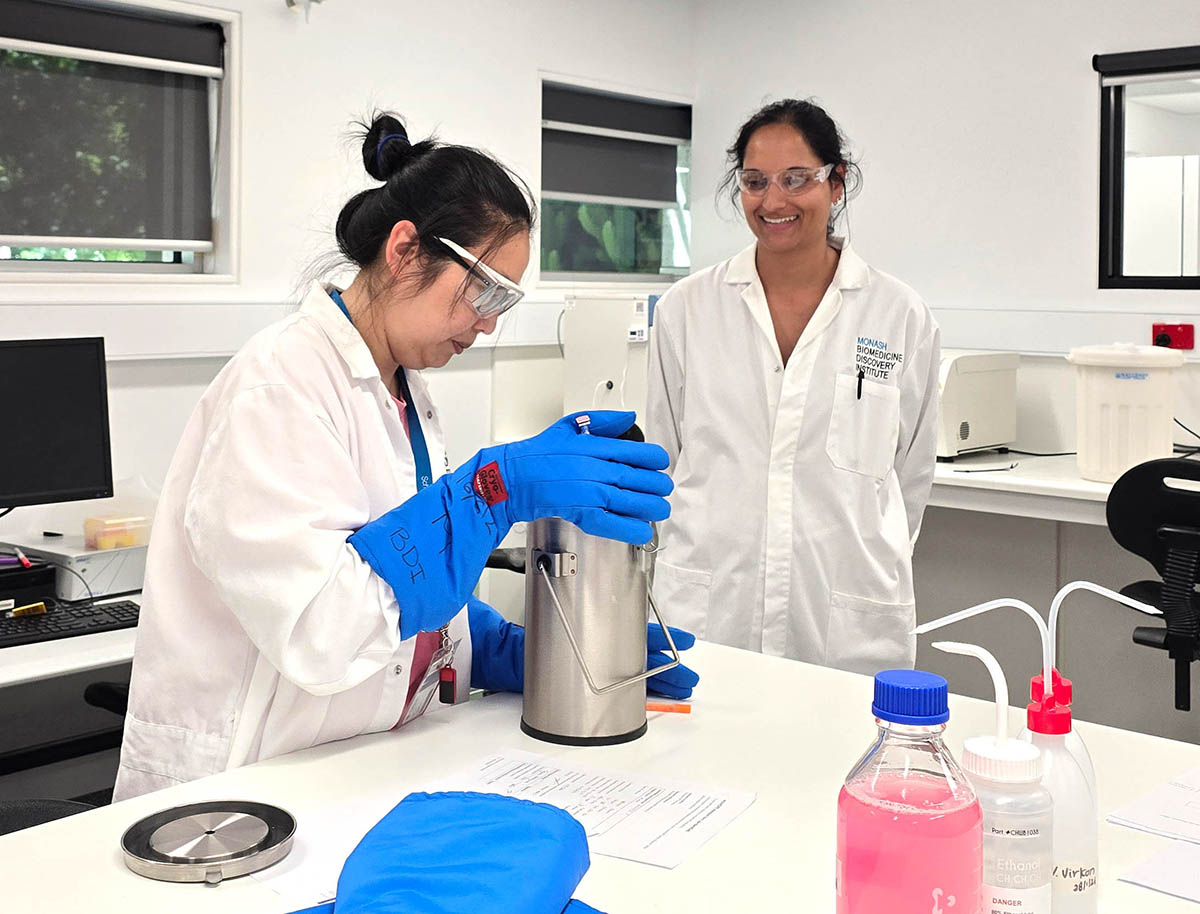 Heidi and Tegan working in the mitoHOPE lab at Monash University Heidi and Tegan working in the mitoHOPE lab at Monash University