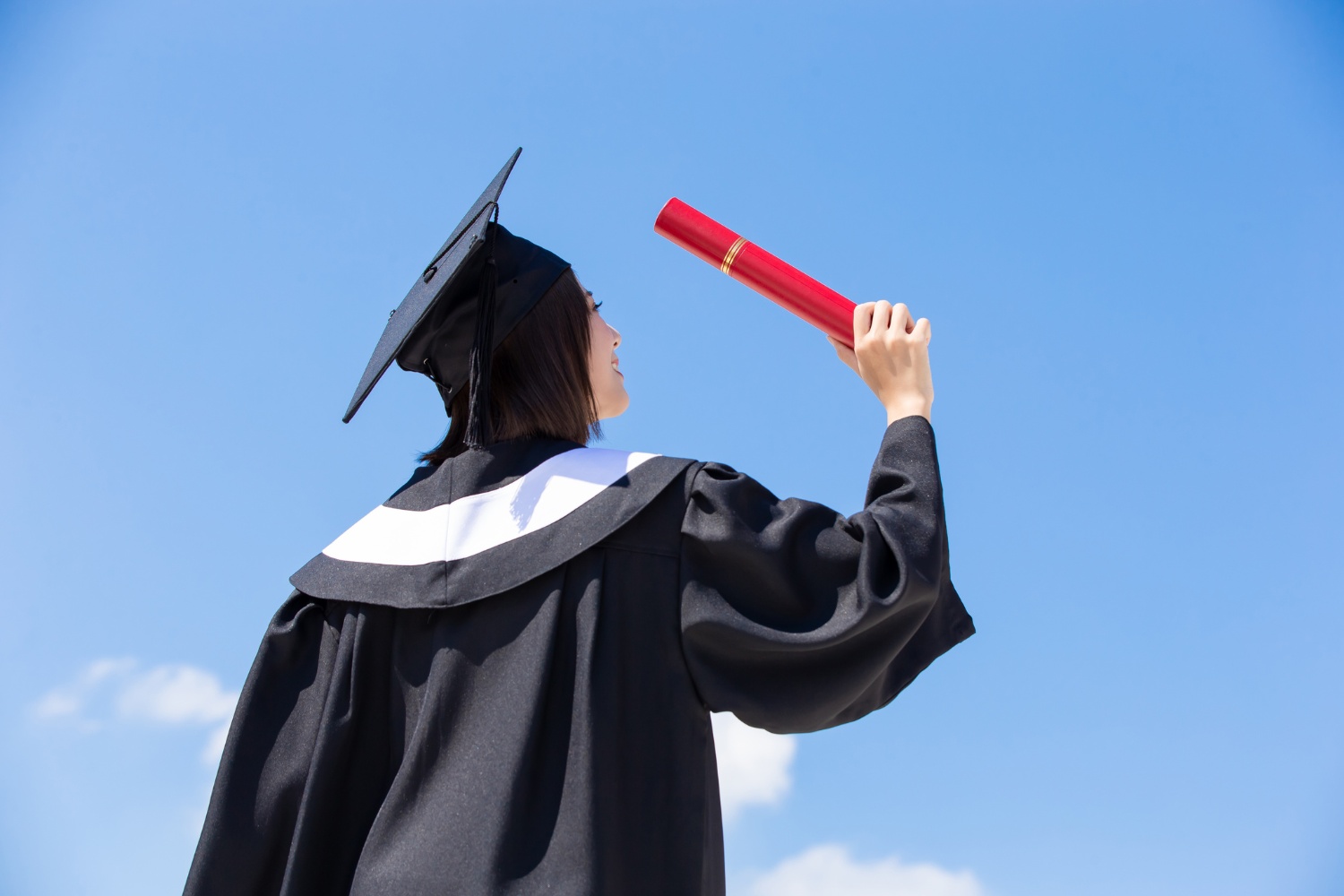 fresh-graduate-looking-the-sky