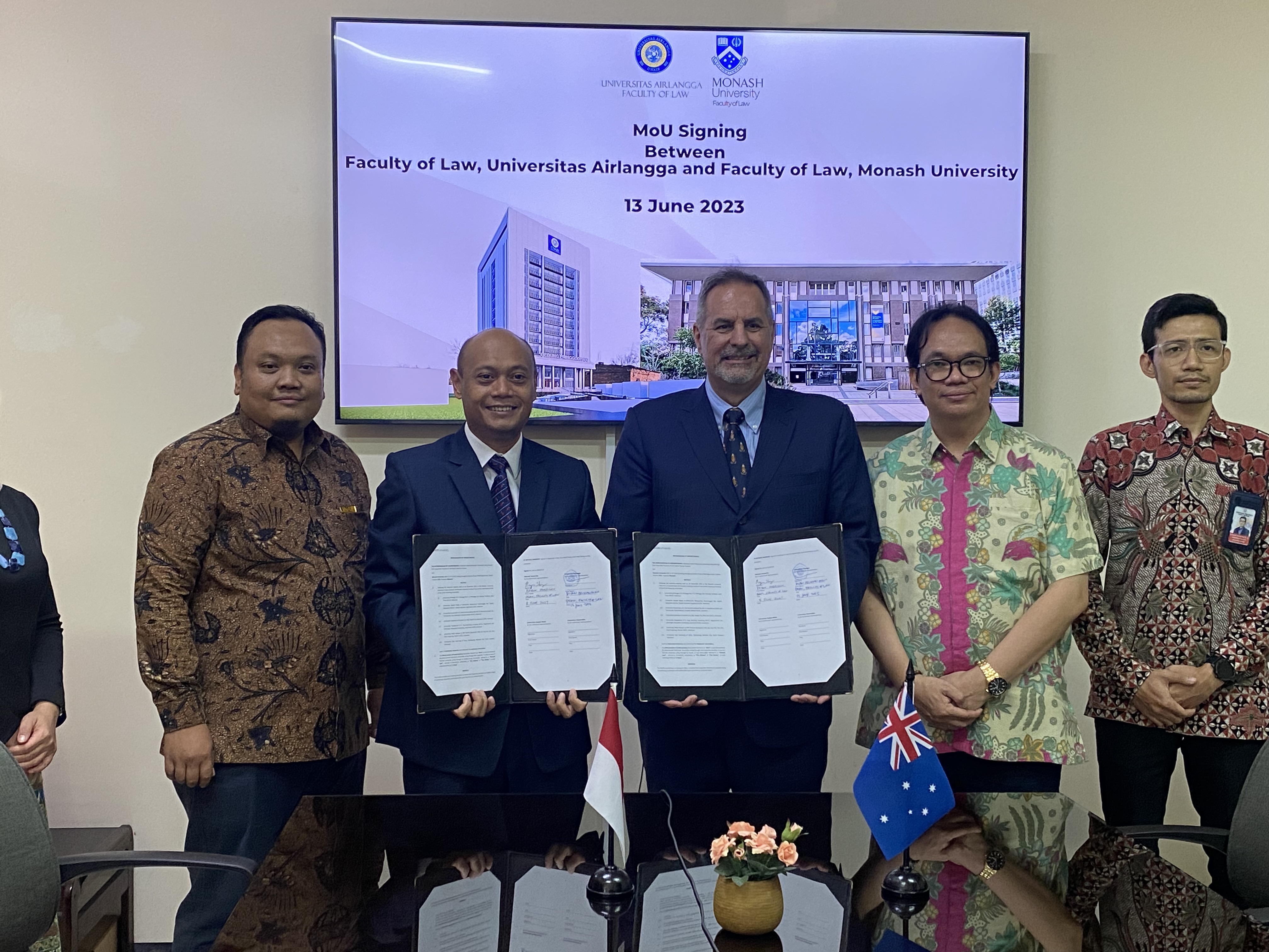 Signing of the MoU between Faculty of Law, Universitas Airlangga and Monash Law