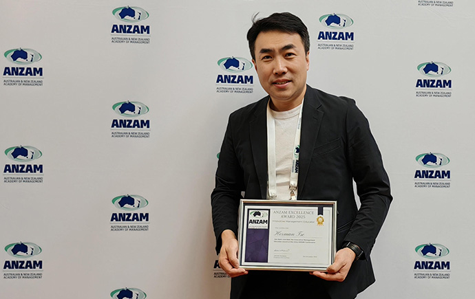 Prof Herman Tse with his award.