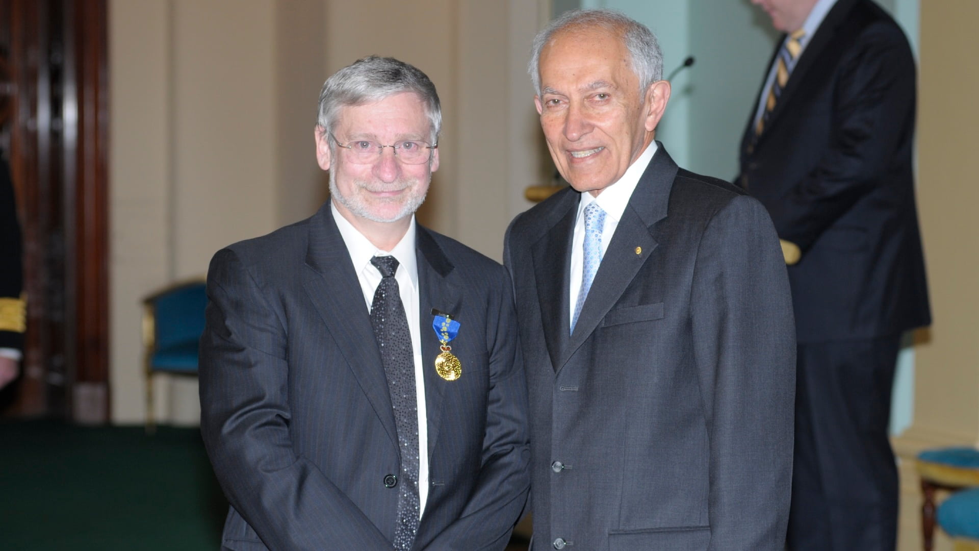 Professor the Honourable David de Kretser, AC presenting Professor Freiberg with the Member of the Order of Australia in 2009.