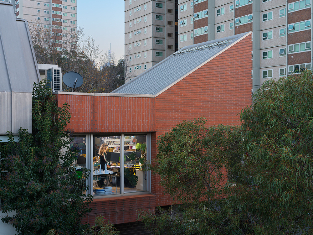 Napier Street Apartments, Kerstin Thompson Architects, 2001, Melbourne, Australia, Wurundjeri Woi-wurrung Country. Photo credit: Matthew Stanton