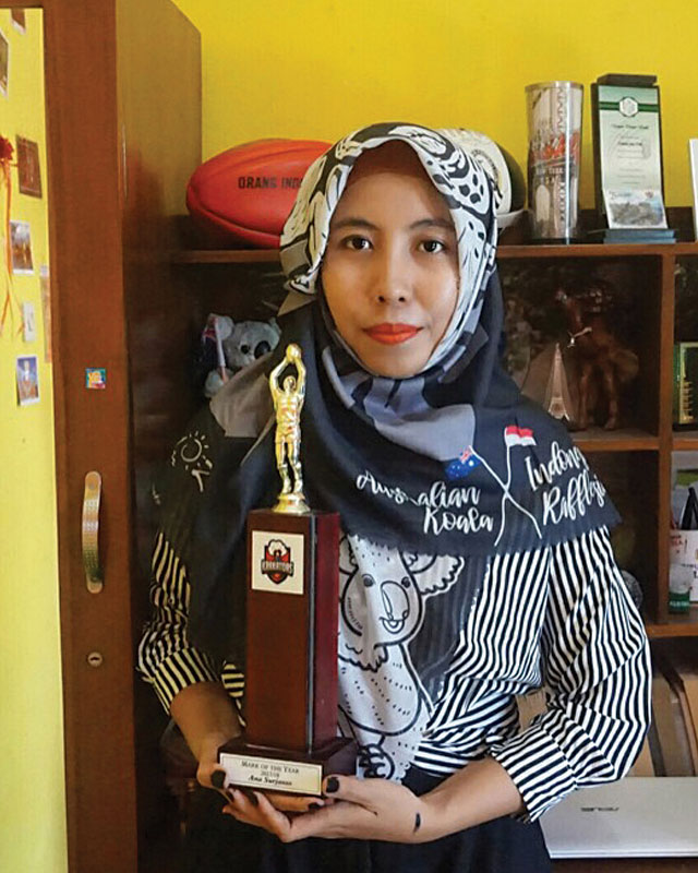 Anna Surjanto holding trophy