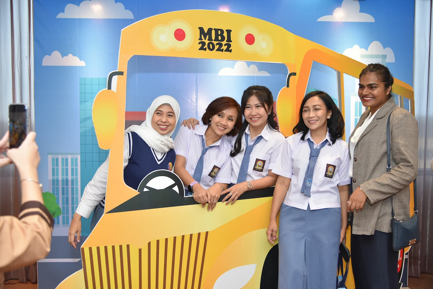 mbian-students-take-photo