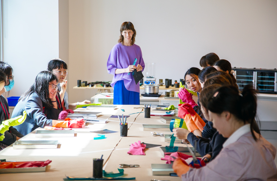 https://www.monash.edu/__data/assets/image/0008/4339133/Artist-led-workshops.jpg