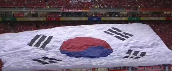 soccer1 Figure 1: Giant flag unfurled by South Korean fans at the 2002 World Cup.
