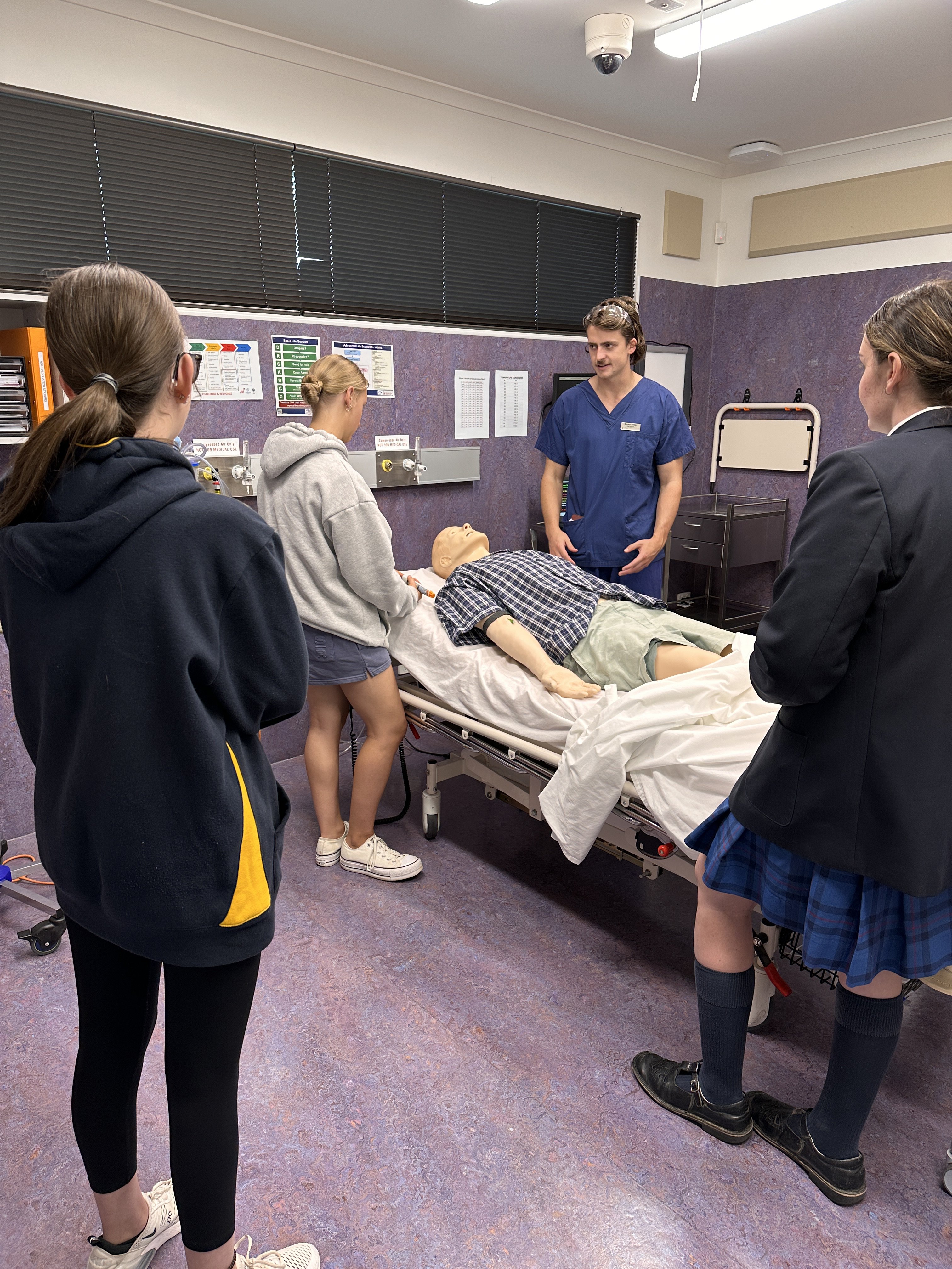 Monash medical student and Med-Tor shows local secondary students the clinical simulation skills centre