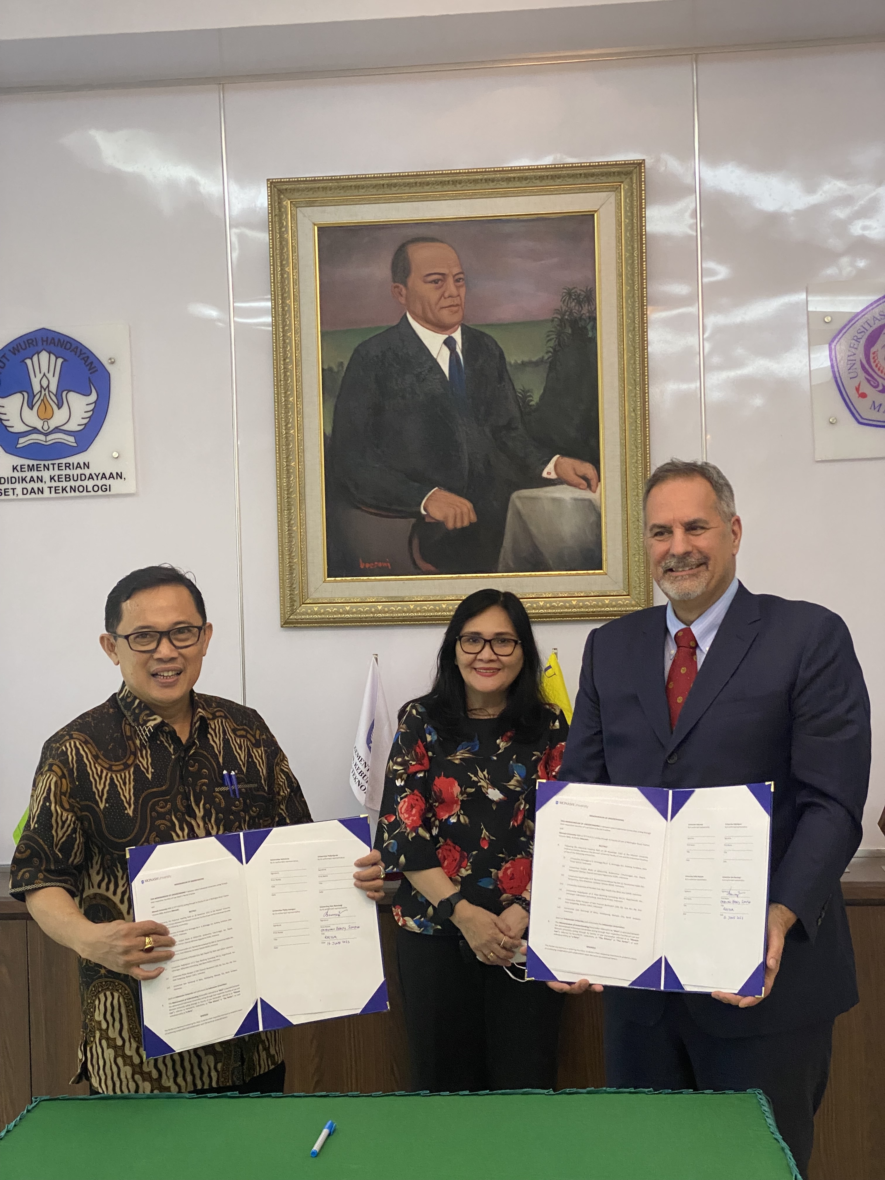 Signing of the MoU between Faculty of Law, Universitas Sam Ratulangi and Monash Law