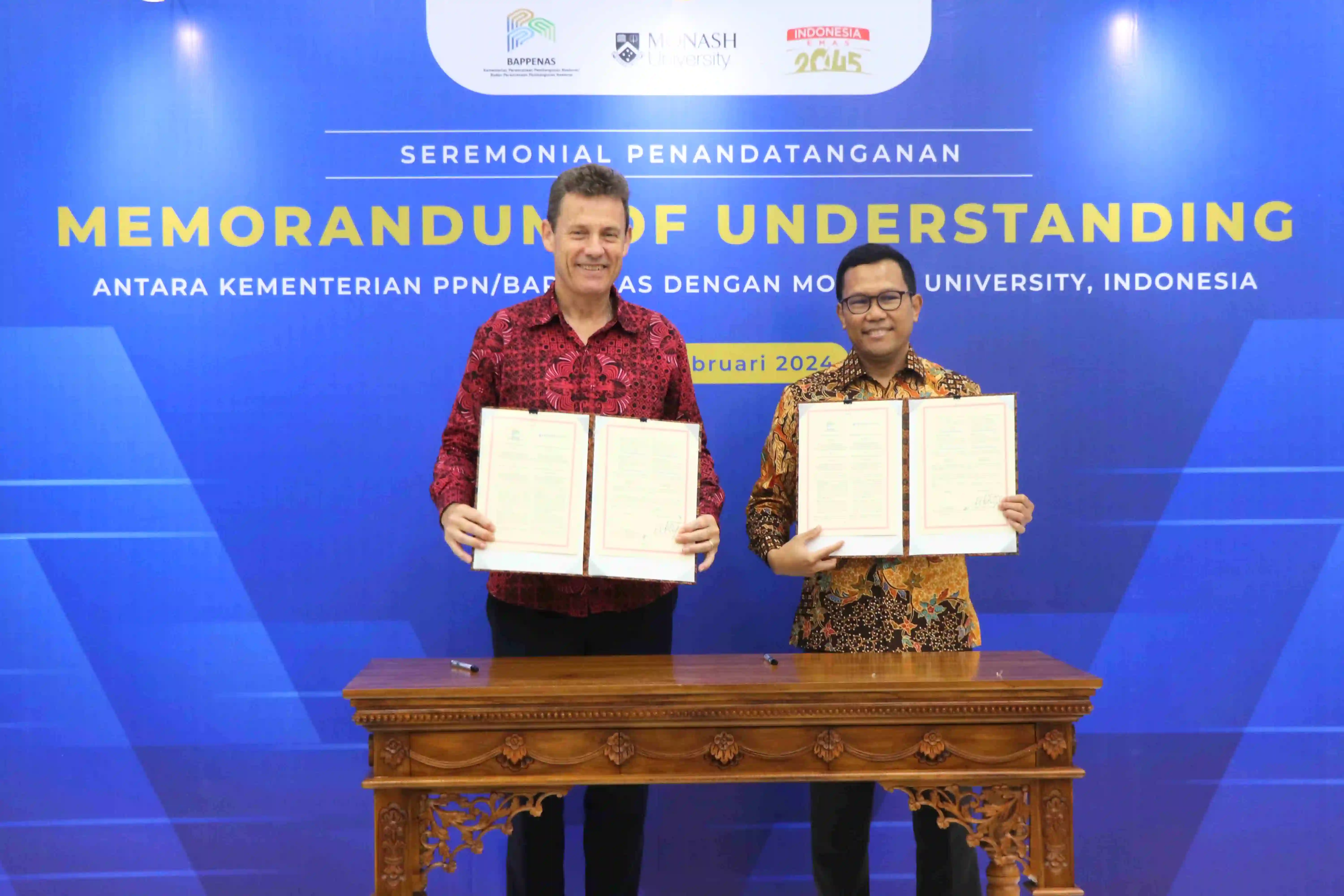 prof-Andrew-and-pak-pungkas-signing-mou-bappenas-monash-indonesia