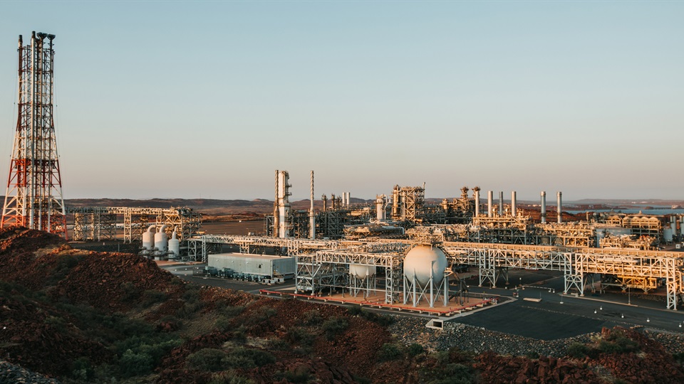 panning view of woodside lng processing plant