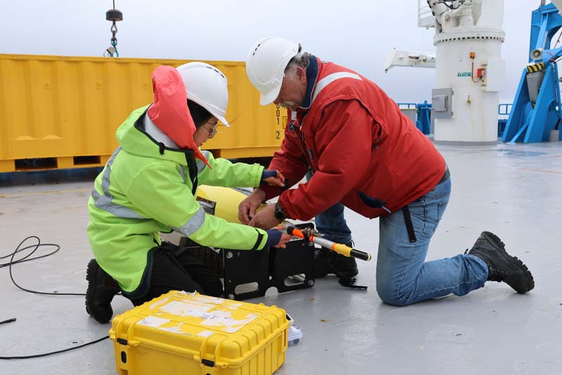 Scientists setting up autonomous deep-sea ocean glider