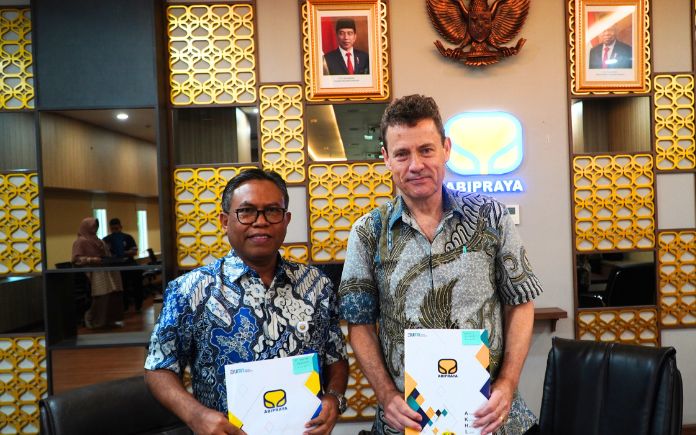 Photo_Prof_Andrew_MacIntyre_and_Pak_Tumpang_Muhammad