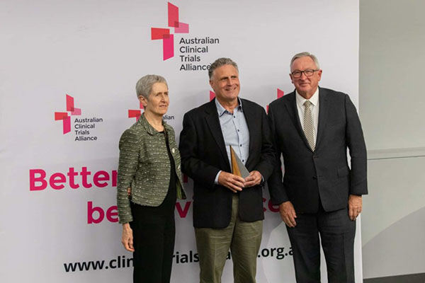 Prof Anne Kelso and The Hon Brad Hazzard MP present the ACTA STInG Excellence in Trial Statistics Award to Prof Andrew Forbes, Monash University, on behalf of The PADDI Trial team.
