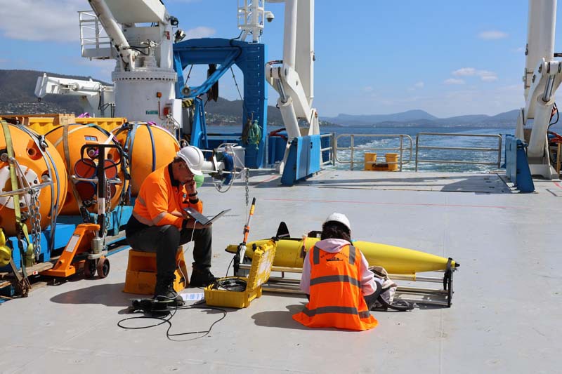 Scientists with autonomous deep-sea ocean glider