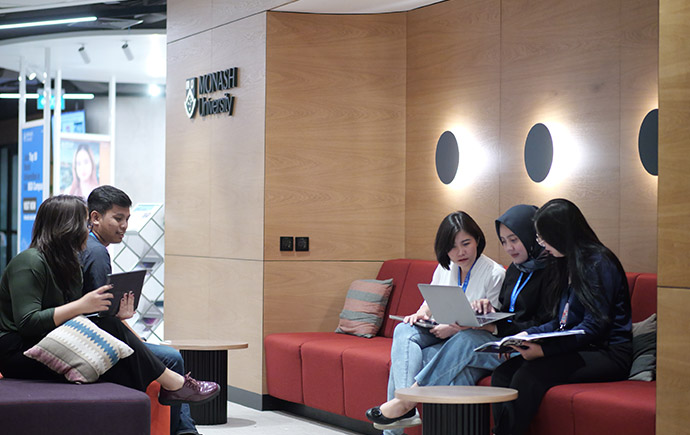 monash-students-at-library