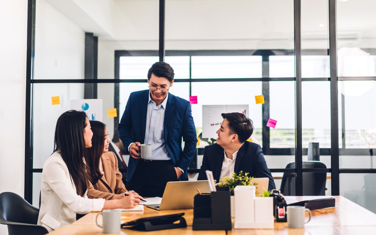 professional-employees-in-discussion