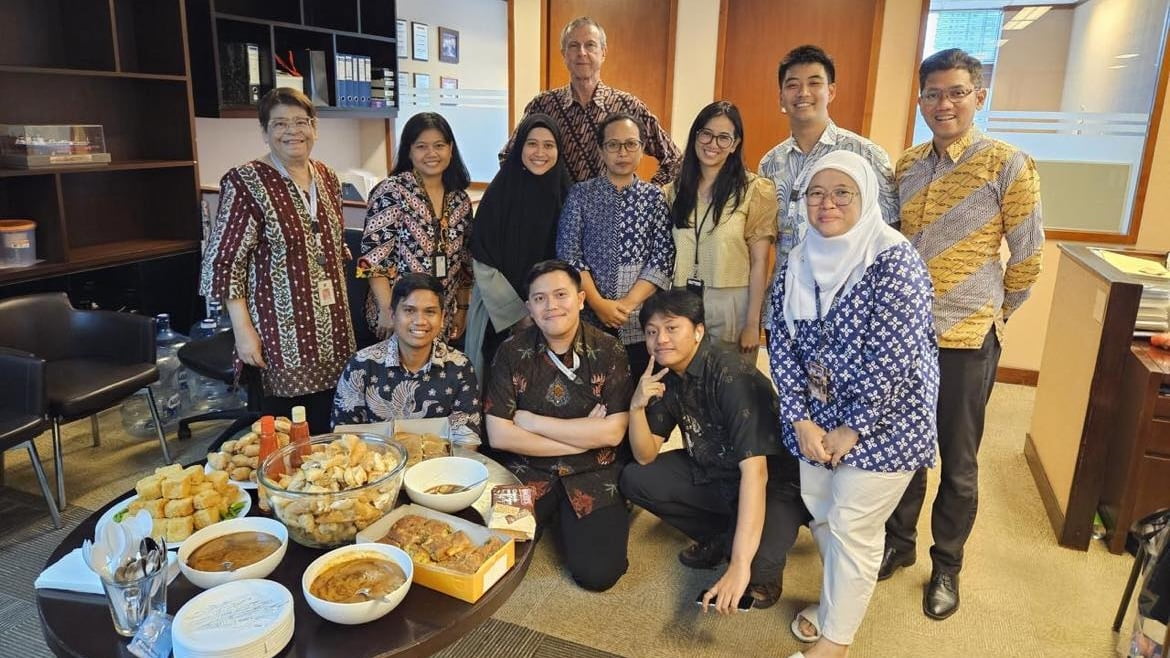 Geoff and his co-workers at Soemadipradja & Taher (S&T)