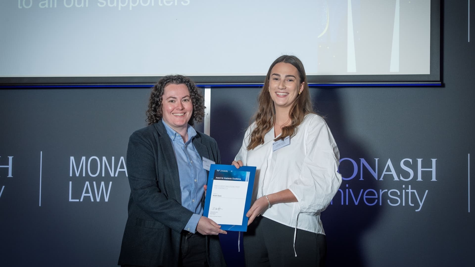 Kristin Davis accepts her prize from Amelia Preuss of King & Wood Mallesons.